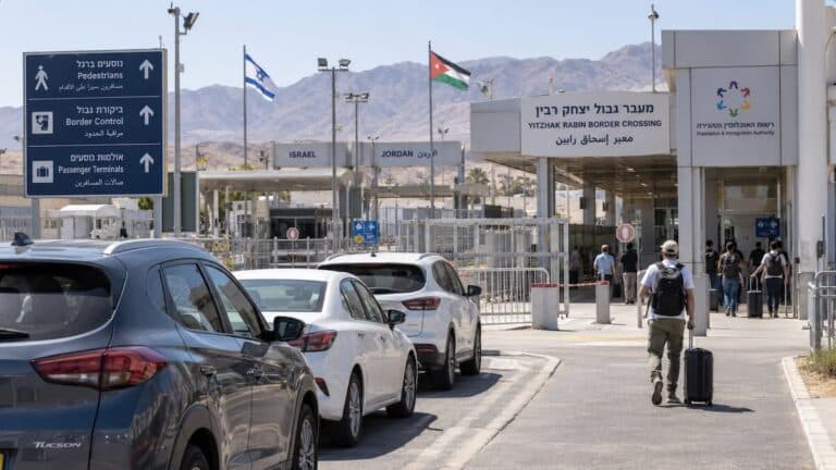 המעברים לירדן לא נסגרו – אבל מהיום אי אפשר לצאת ברכב פרטי
